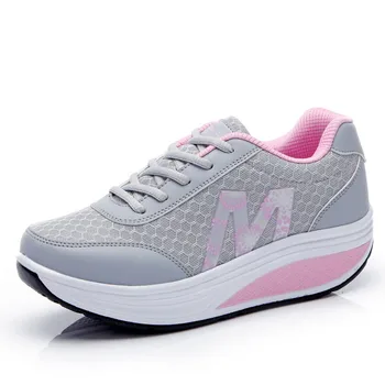 Женские спортивные кроссовки, обувь с дышащей сетчатой поверхностью, на шнуровке, на толстой подошве, уличная повседневная спортивная обувь из губки